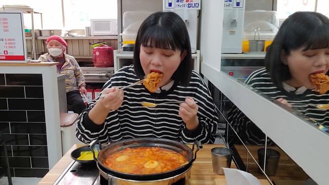 26년 장사하면서 처음 봐..😳푸짐하게 사리 추가한 신당동 즉석떡볶이 먹방
