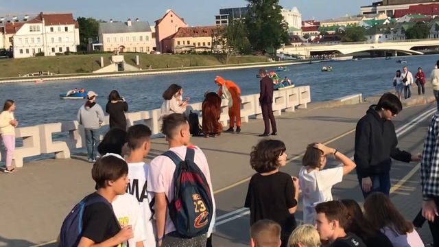 Minsk Belarus набережная Свислочи Дворца спорта какие же они все милые ?. Сами себя развлекают