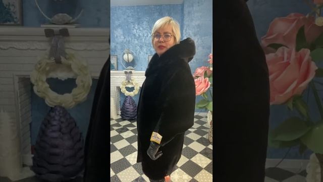 Полупальто женское из меха овчины. Отделка капюшона норка