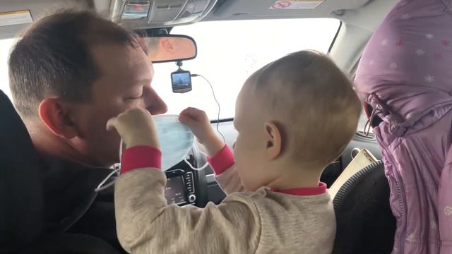 Заботушка: надела папе маску #она #папинадочка #дочь #дочка #люблю #❤️ #2года