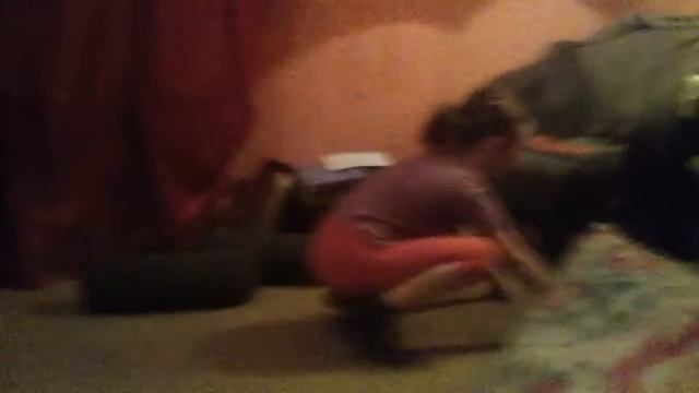 Сестра делает кувырок назад