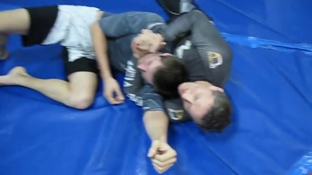 Выход на удушение предплечьями, вариант.