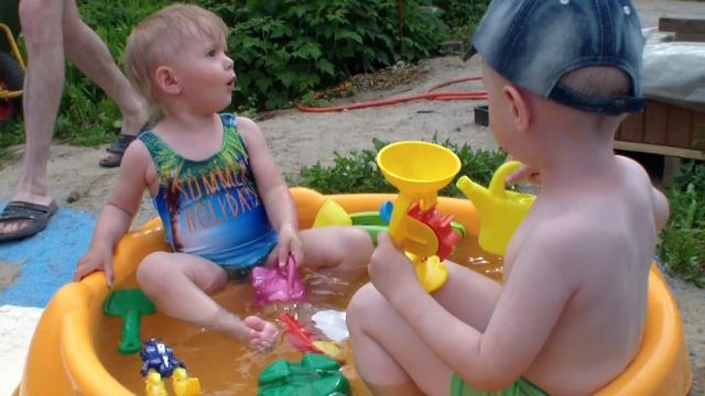 Мини бассейн. Дети счастливы. Волшебное превращение из песочницы бассейн.