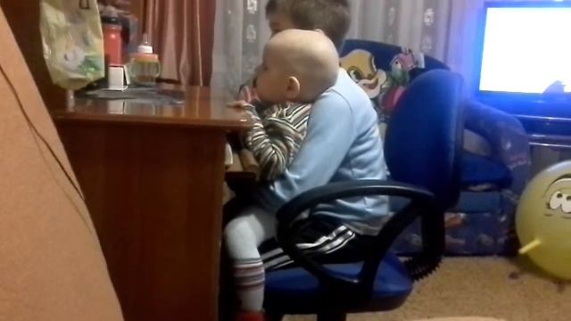 я играю на компе с братом