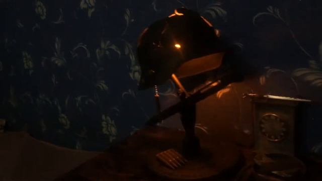Настольная лампа из каски.