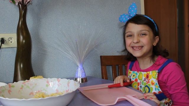 Вкусный и простой РЕЦЕПТ ФРУКТОВОГО САЛАТА с Йогуртом в корзиночках  Ребенок сам готовит для МАМЫ