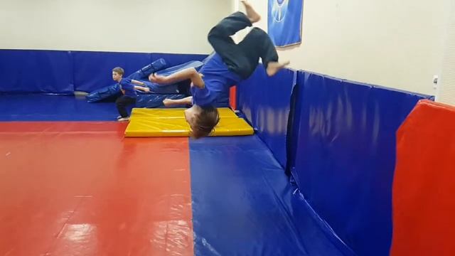 Сальто назад от стены.  Антон 8 лет