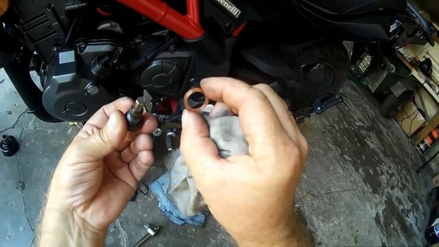 Benelli TNT300 пробег 6000 км  Замена масла и фильтра