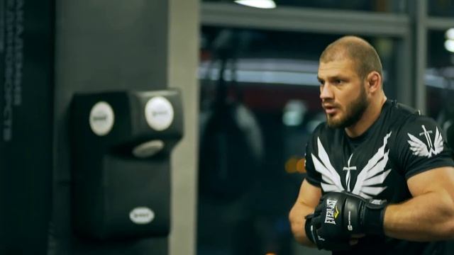 Проще самому выйти и драться, чем болеть за товарища