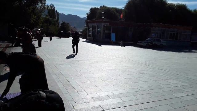ТИБЕТСКИЙ МОНАСТЫРЬ И ПРЕД НИМ ПОЛНЫЙ ПОКЛОН-ПРОСТИРАНИЕ- ДАНДАВАТ- ПРОСТИРАНИЕ.