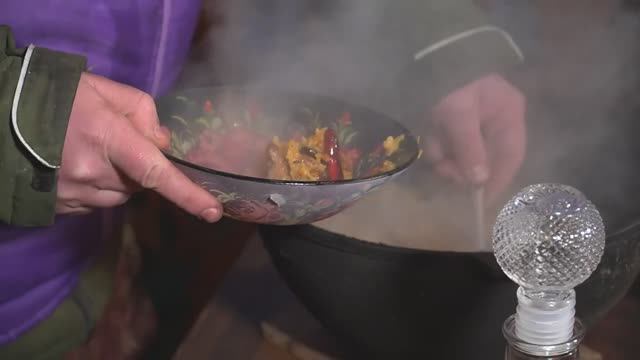 Попробуй! Плов из куриных сердечек и салат Ачичук