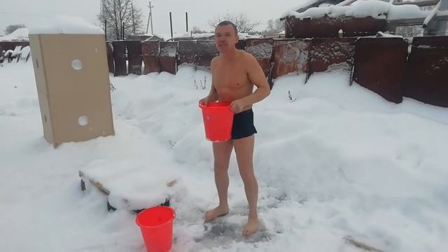 Утренние обливания холодной водой.
