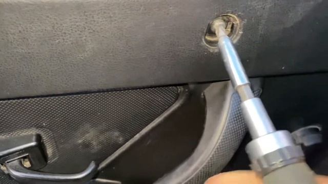 Ремонт дверей: снятие обшивки и замена ручек