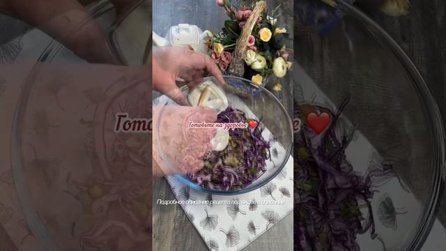 Легкий и очень вкусный салат .