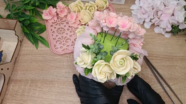 Мыловарение. Букет из роз и гортензий в деревянном ящичке ?