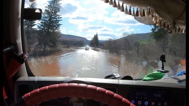 Дорогу на Устькут затопило из-за весенного паводка...