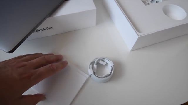 MacBook Pro Touch Bar 2017 - Unboxing