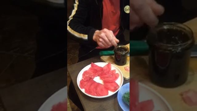 А вот карпачче из тунца.