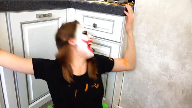 Bad Baby Вредный Малыш Джокер против Мамы Джокера Битва Едой !! Baby Joker Vs Joker Mom Food Fight !