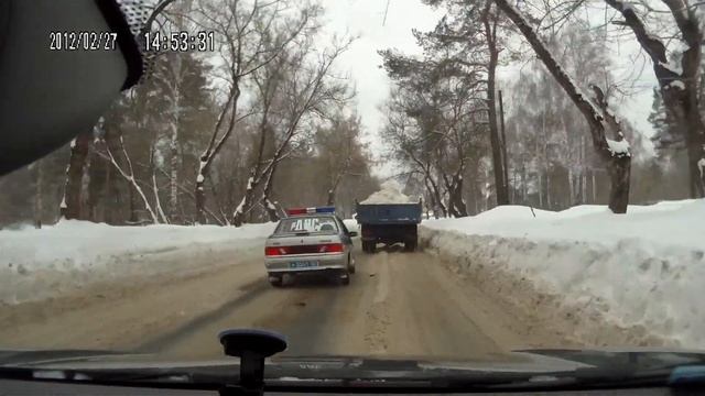 мент обгоняет .учимся р0341 52rus