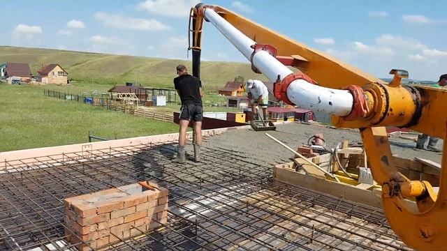 Бетононасос в работе 15м.  КРАСНОЯРСК