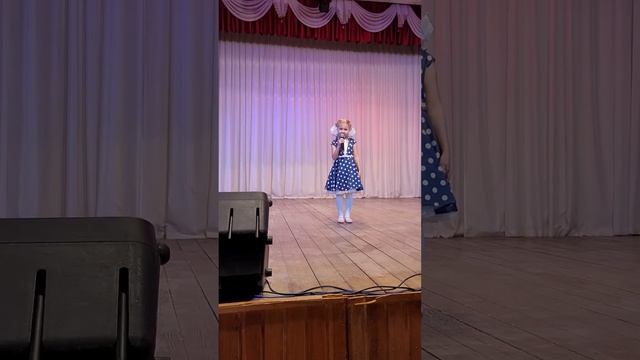 Илана поёт песню 