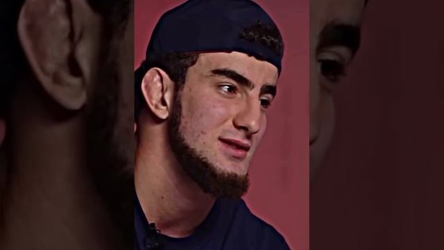 Альфедро:

«Че дать ему бесплатно бой?»