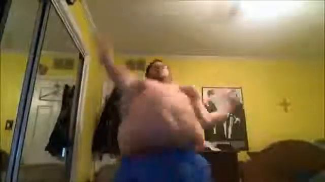 Толстяк танцует