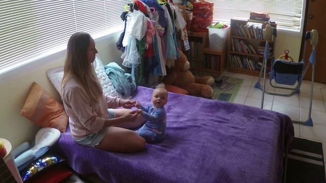 Развиваем малышей. Учимся сидеть. Baby Learns To Sit