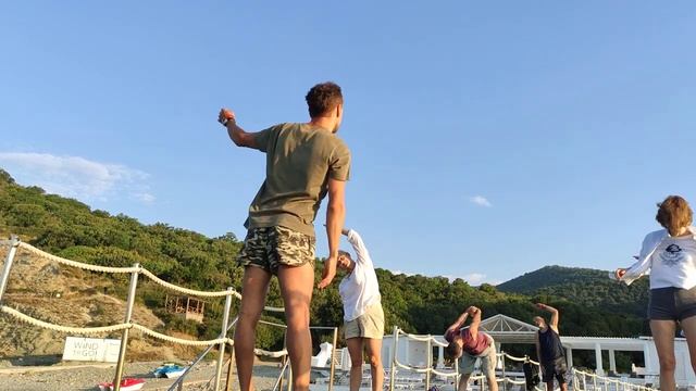 практика крия йоги на берегу черного моря