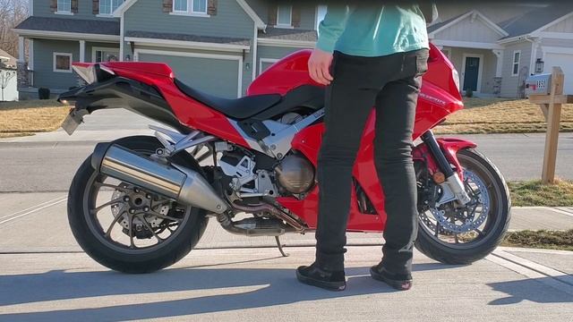2014 Honda VFR800 Interceptor: Stock Exhaust VS Delkevic 8