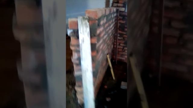 Кирпичная перегородка.