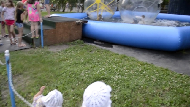 Гигантские Шары на Воде ✽  Развлечения для Детей 