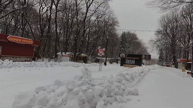 Подготовка к проводам Масленицы в парке Победы. Разбирают карусель, сквер на 50лет ВЛКСМ.