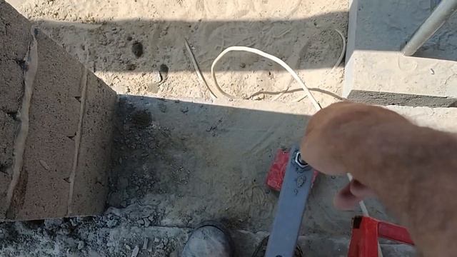 Кладка блоков с помощью подъемника для блоков и раствора.