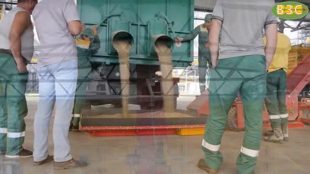 Разгрузчик вагонов-хопперов РВХ-90 в работе. Республика Беларусь.