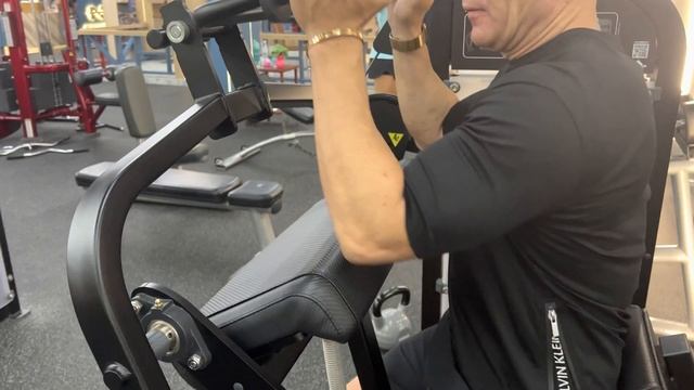 Трицепс в тренажере