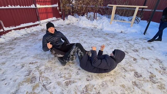 Этих бросков нет в борьбе кроме Джиу-Джицу и это работает в Драке.Упал ещё не проиграл.