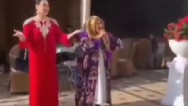 Бабушка на свадьбе любимого внука