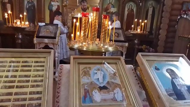 Батюшка читает молитву!