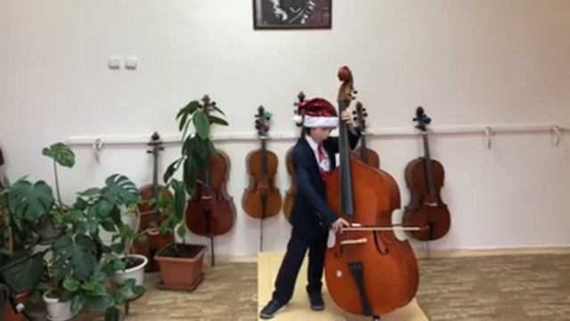 Головенко Савва 7 лет. С Новым годом! Колбельная медведицы. Е. Крылатов.Контрабас.