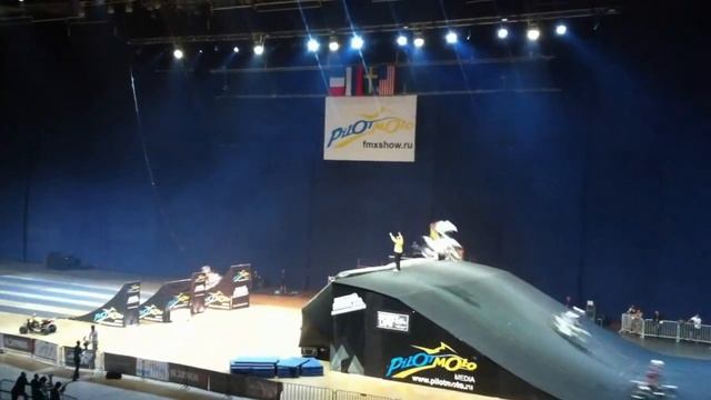 Мотофристайл  8 мотоциклов и сальто на снегоходе