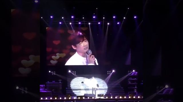 Ли Чон Сук поёт песню