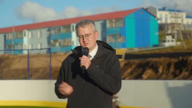 Владимир Солодов на открытии хоккейной площадки в Никольском