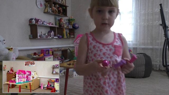 Домик для кукол с мебелью. Расставляем мебель и кукол.