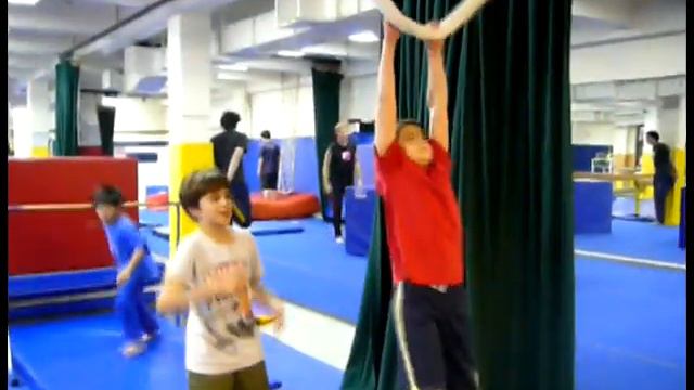 Артем на занятиях Parkour (25 апреля 2007)