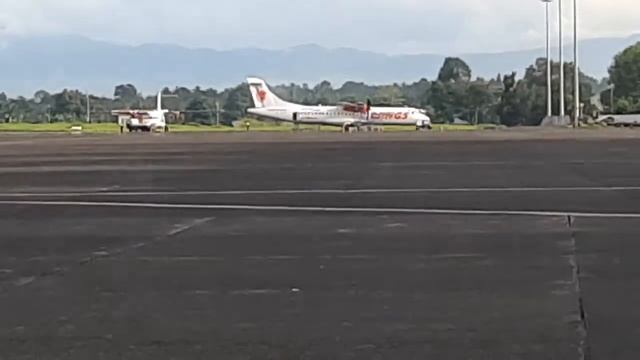 TOWER IJINKAN MUNDUR  AIRBUS A320 NEO BATIK AIR LALU TAKE OFF SETELAH WINGS AIR ATR 72-600 LANDING