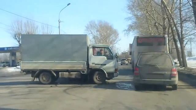 Пересечение Первомайской и Героев революции 16.03.12.mp4