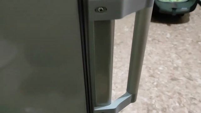 Как снять ручки холодильника без инструментов