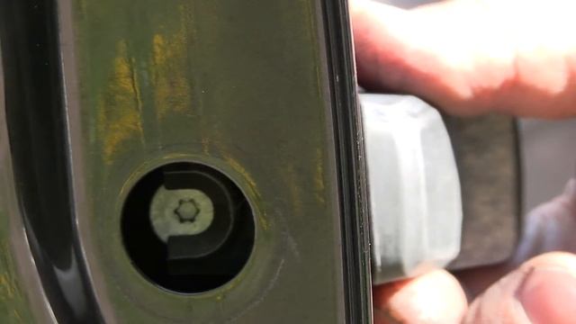 Ремонт дверей: снятие обшивки и замена ручек